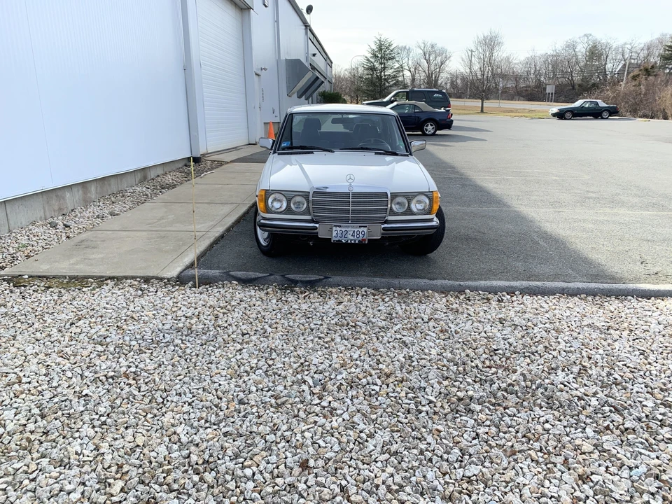 1985 Mercedes-Benz W123 Sedan - Image 20 of 31