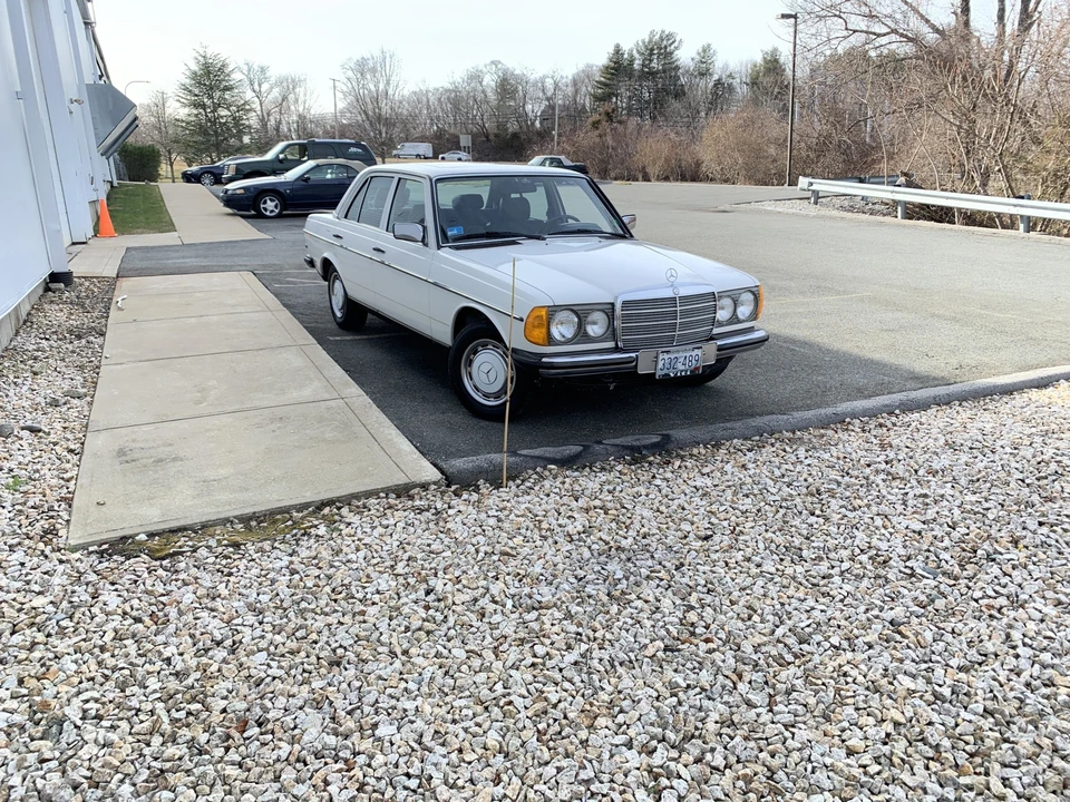 1985 Mercedes-Benz W123 Sedan - Image 12 of 31