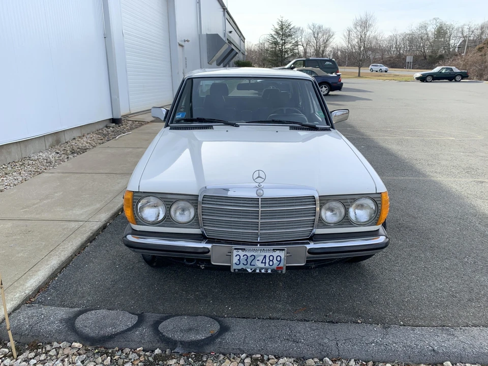 1985 Mercedes-Benz W123 Sedan - Image 24 of 31