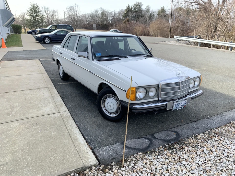 1985 Mercedes-Benz W123 Sedan - Image 13 of 31