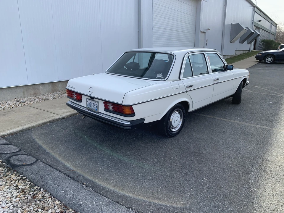 1985 Mercedes-Benz W123 Sedan - Image 2 of 31
