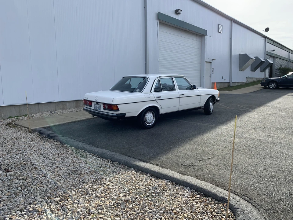 1985 Mercedes-Benz W123 Sedan - Image 3 of 31