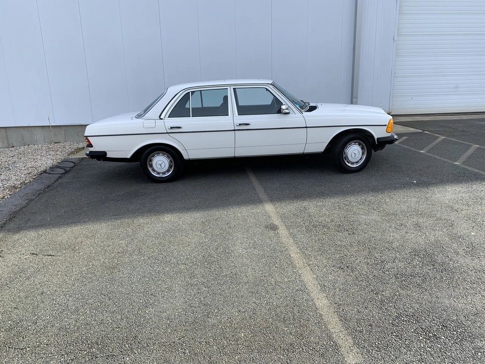 1985 Mercedes-Benz W123 Sedan - Image 7 of 31