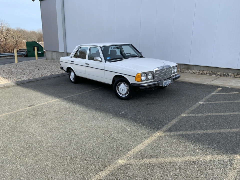 1985 Mercedes-Benz W123 Sedan - Image 9 of 31