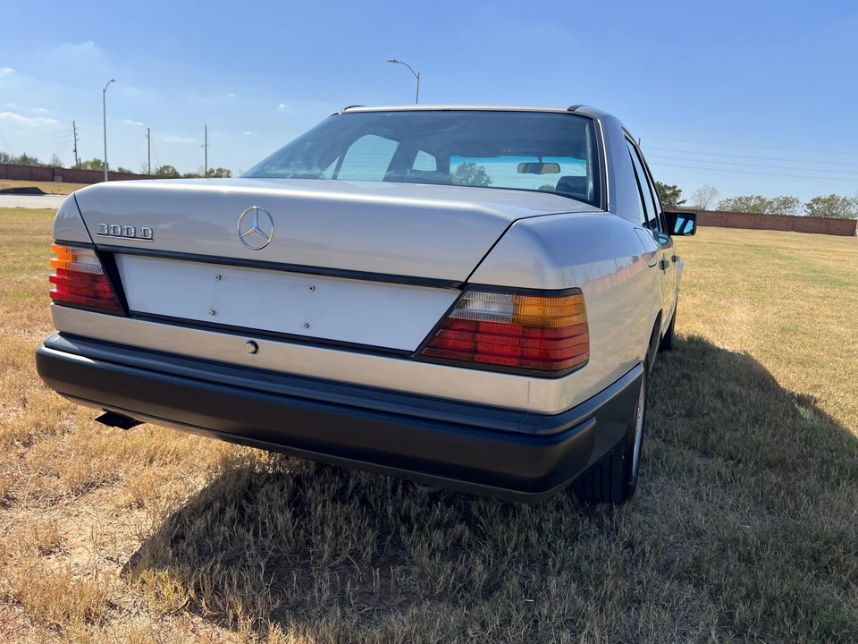 1986 Mercedes-Benz W124 E-Class - Image 11 of 31