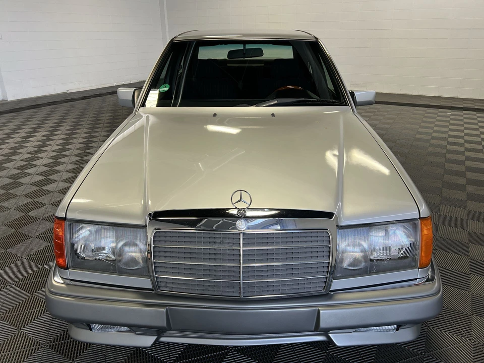 1990 Mercedes-Benz W124 E-Class - Image 13 of 31