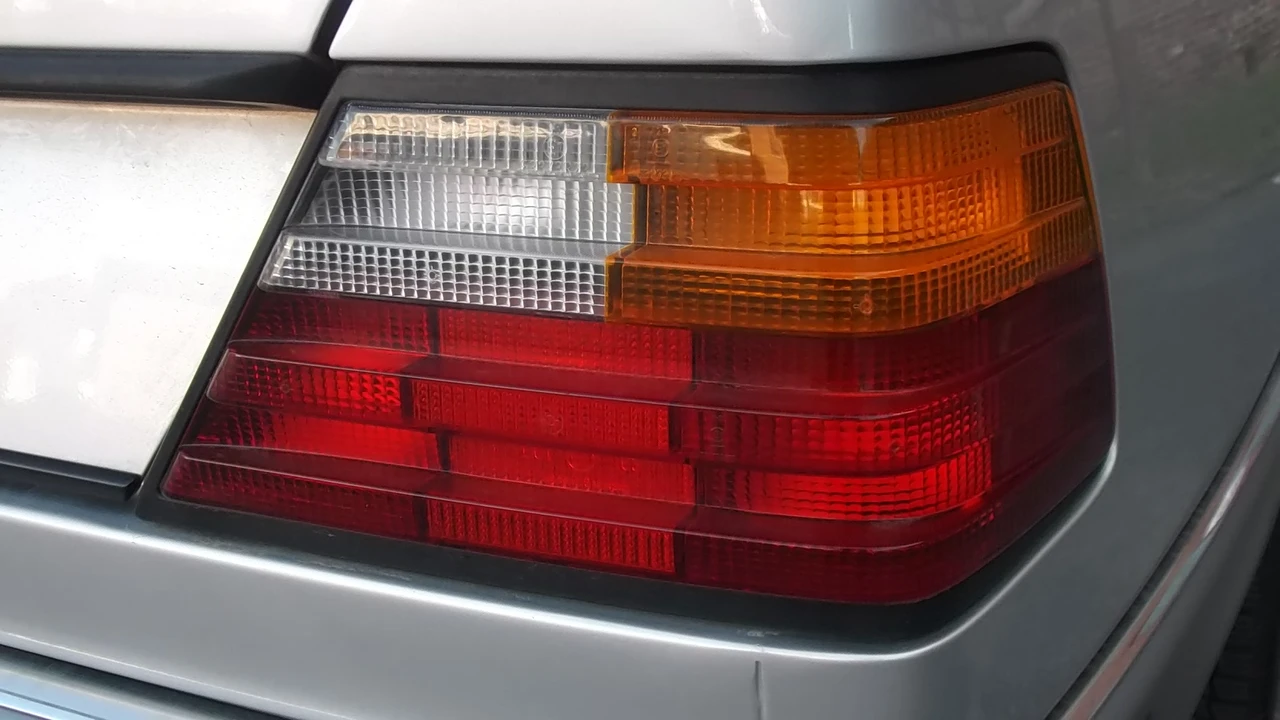 1991 Mercedes-Benz W124 E-Class - Image 18 of 31