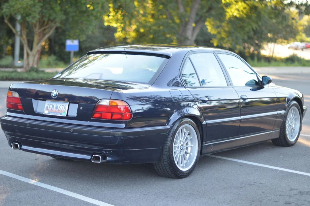 1998 BMW E38 750i & 750iL Sedan - Image 10 of 31