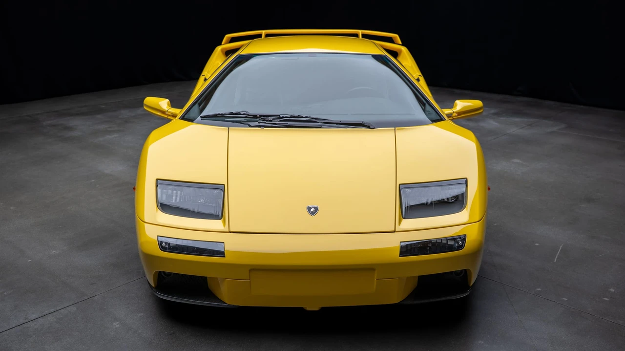 2001 Lamborghini Diablo VT - Image 2 of 31