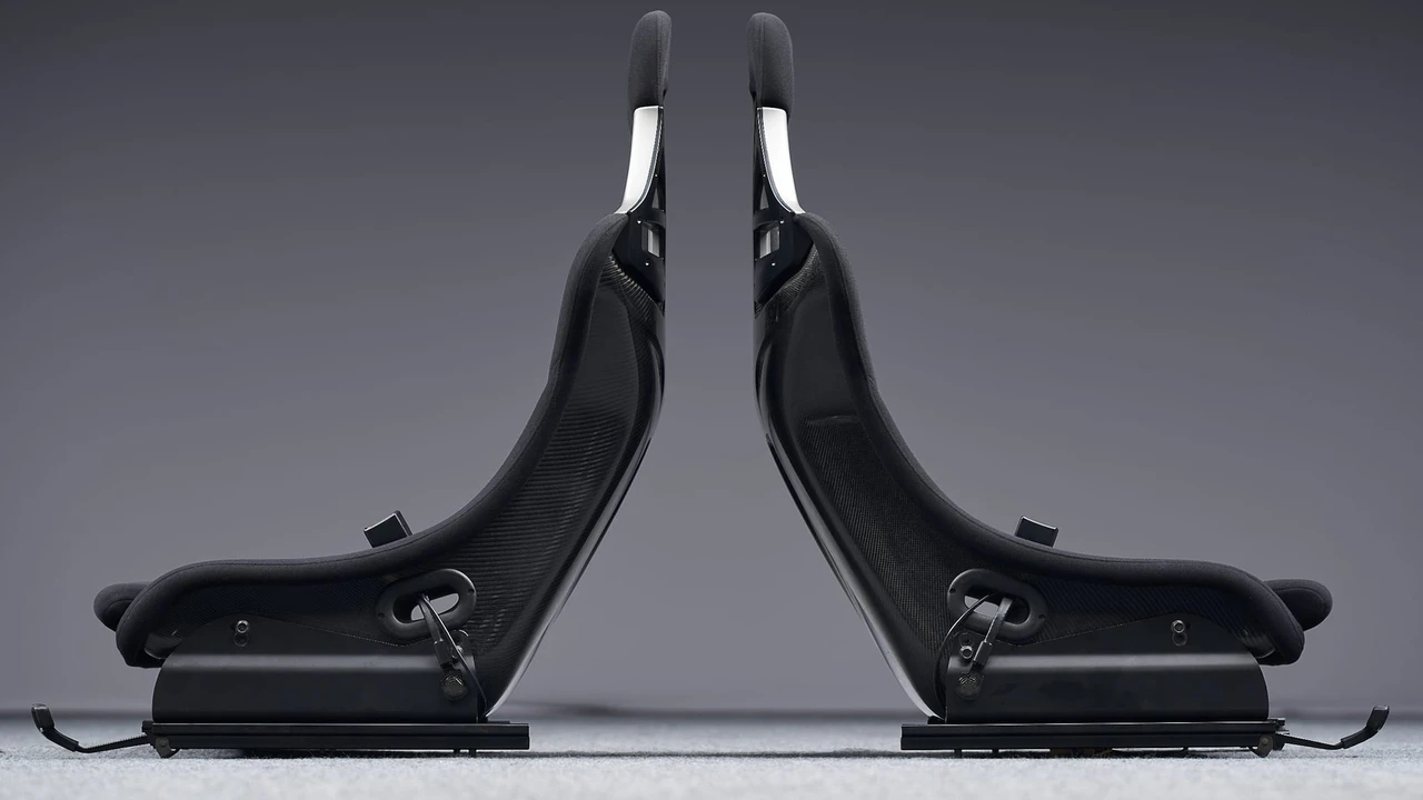 Parts & Memorabilia Seats & Interior - Image 3 of 31