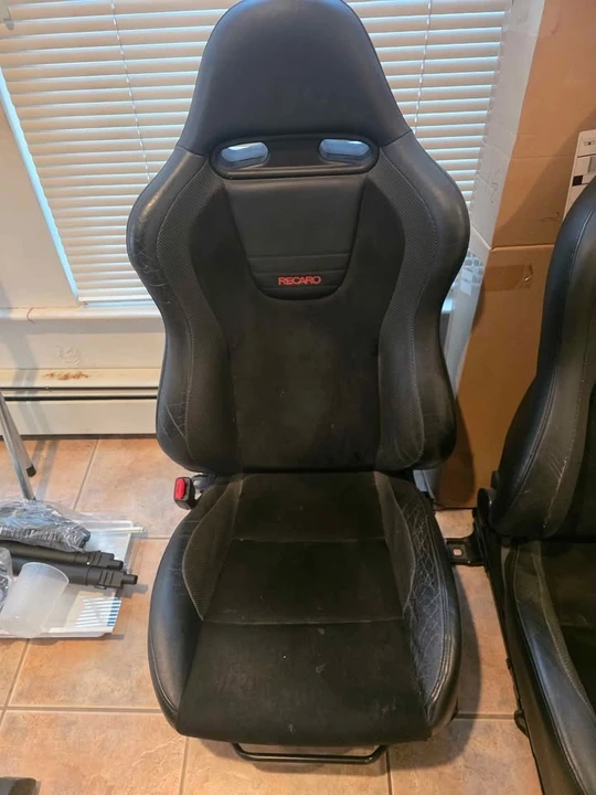 2003 Parts & Memorabilia Seats & Interior - Image 2 of 4