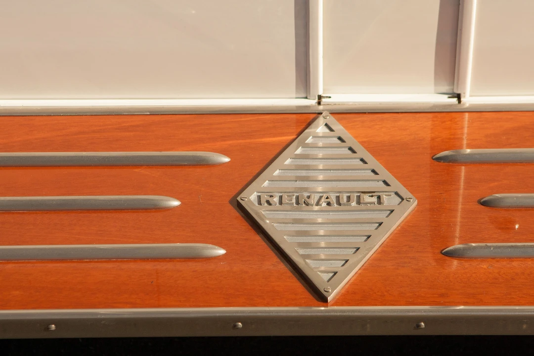 Renault - Image 8 of 10