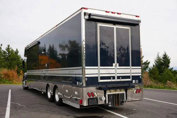 2005 Freightliner - Image 2 of 8
