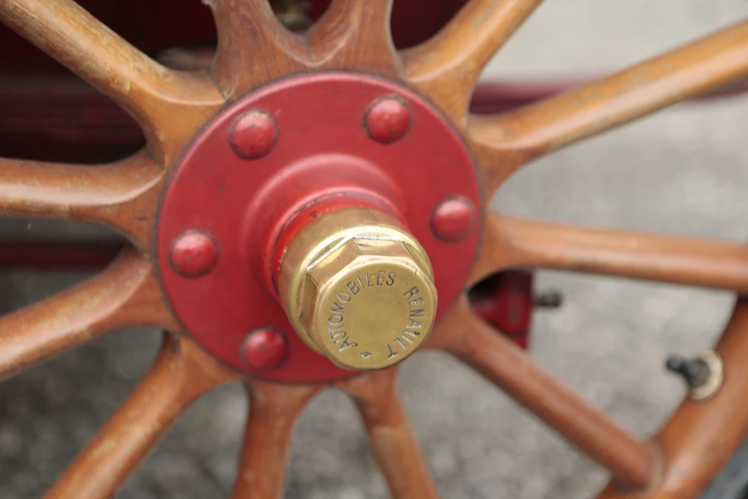 1910 Renault - Image 2 of 27