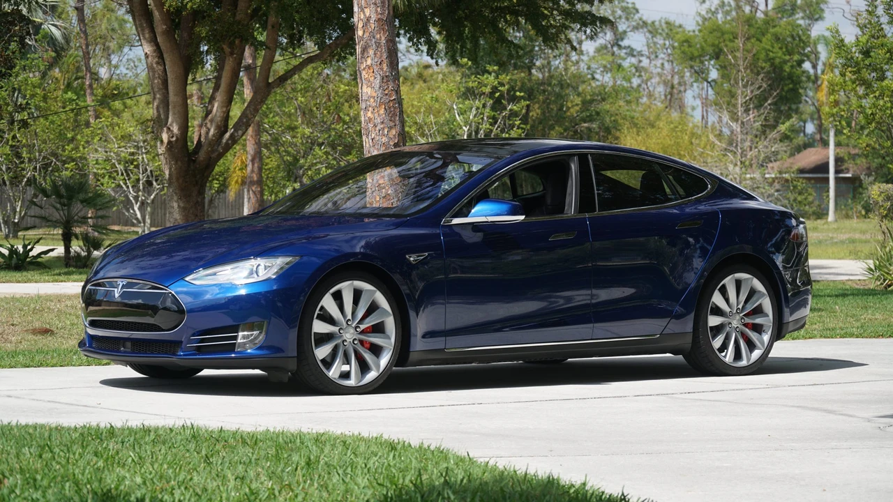 2015 Tesla Model S - Image 8 of 31
