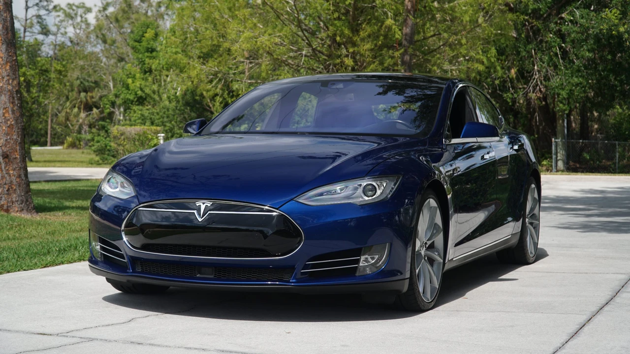 2015 Tesla Model S - Image 2 of 31