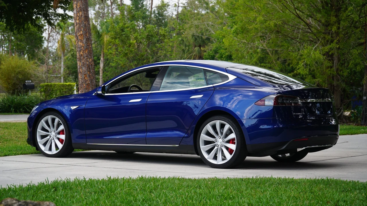 2015 Tesla Model S - Image 10 of 31