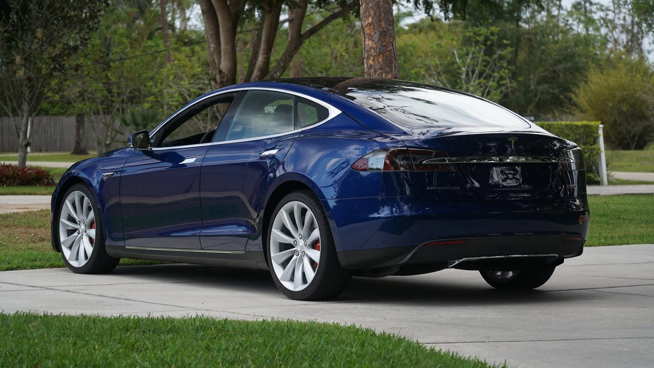 2015 Tesla Model S - Image 12 of 31