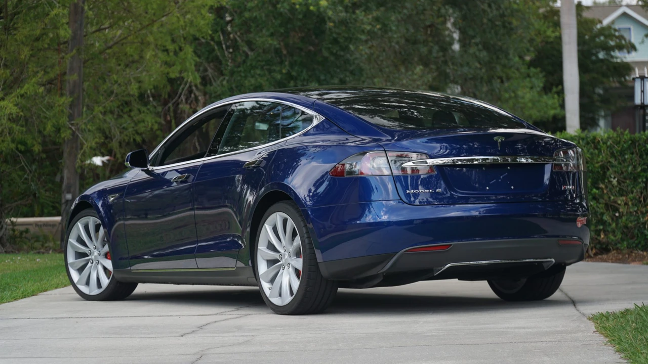 2015 Tesla Model S - Image 13 of 31