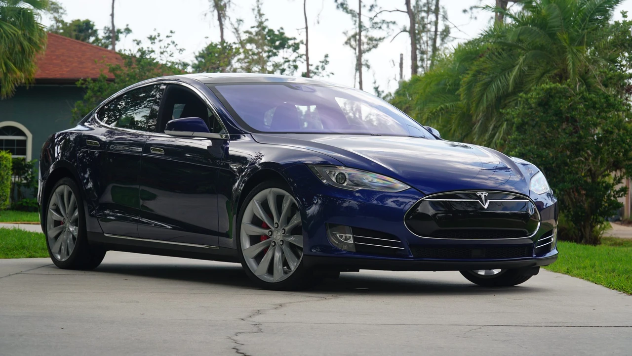 2015 Tesla Model S - Image 24 of 31