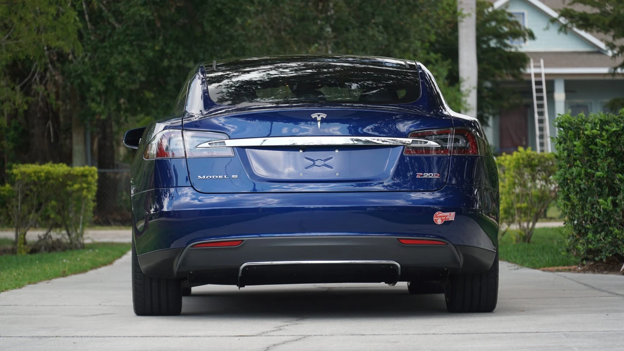 2015 Tesla Model S - Image 15 of 31