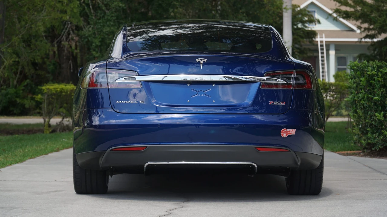 2015 Tesla Model S - Image 16 of 31