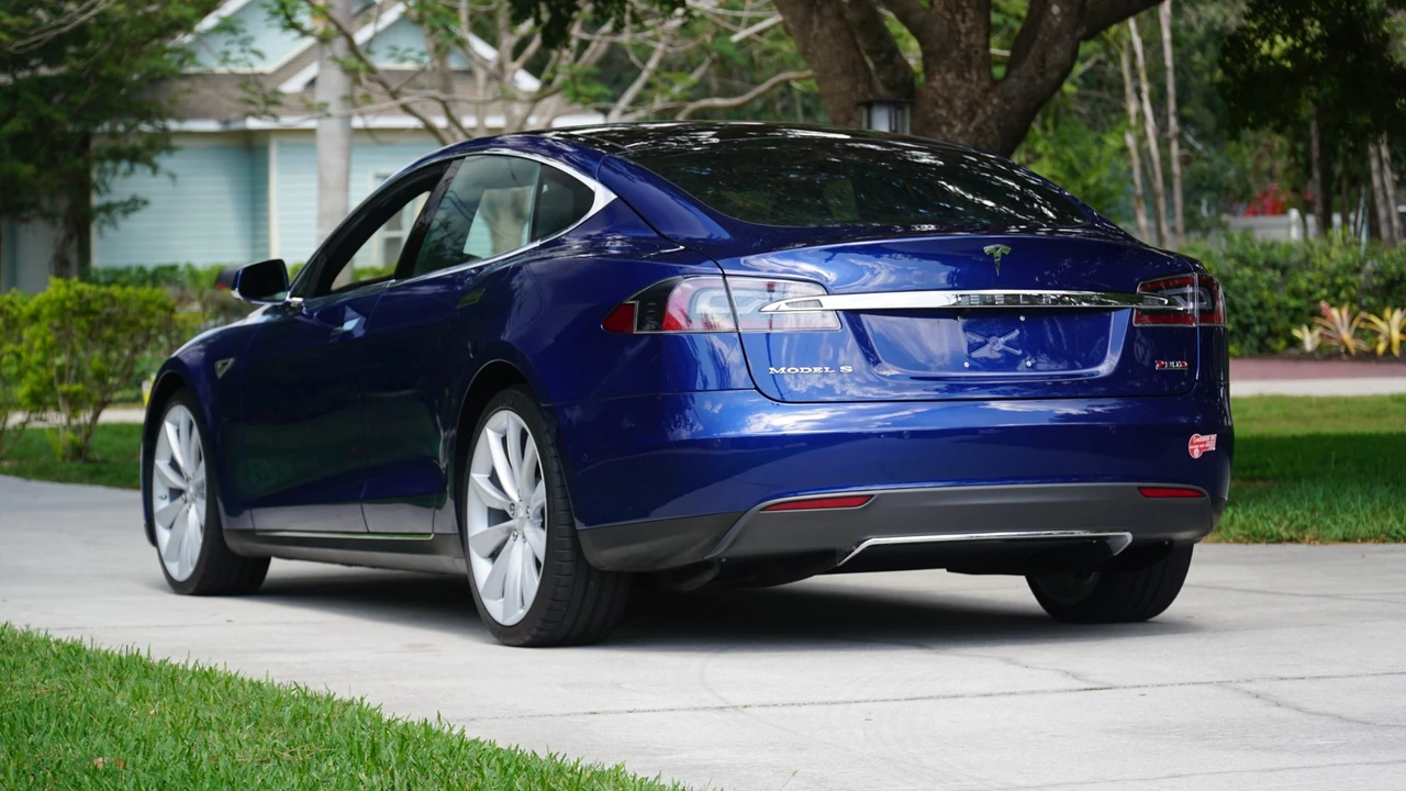 2015 Tesla Model S - Image 14 of 31