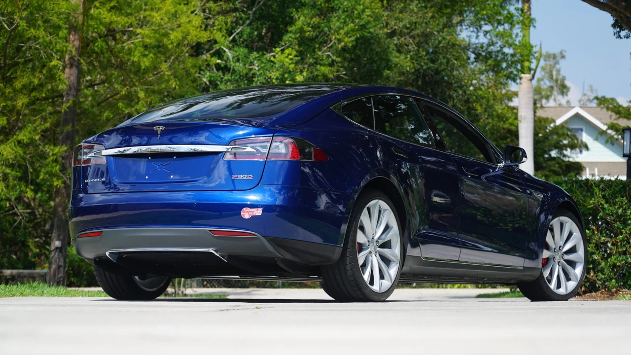 2015 Tesla Model S - Image 17 of 31