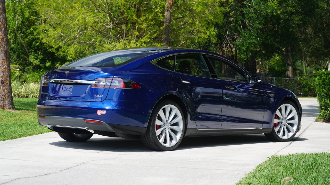 2015 Tesla Model S - Image 18 of 31