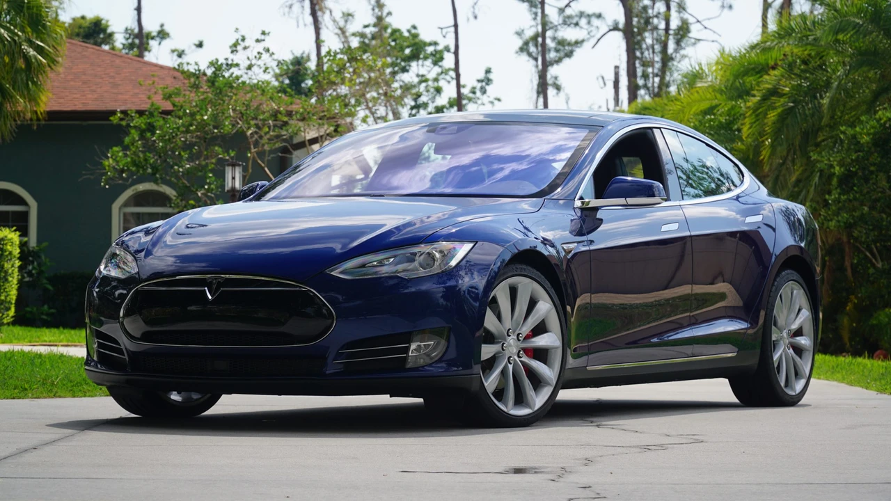 2015 Tesla Model S - Image 5 of 31