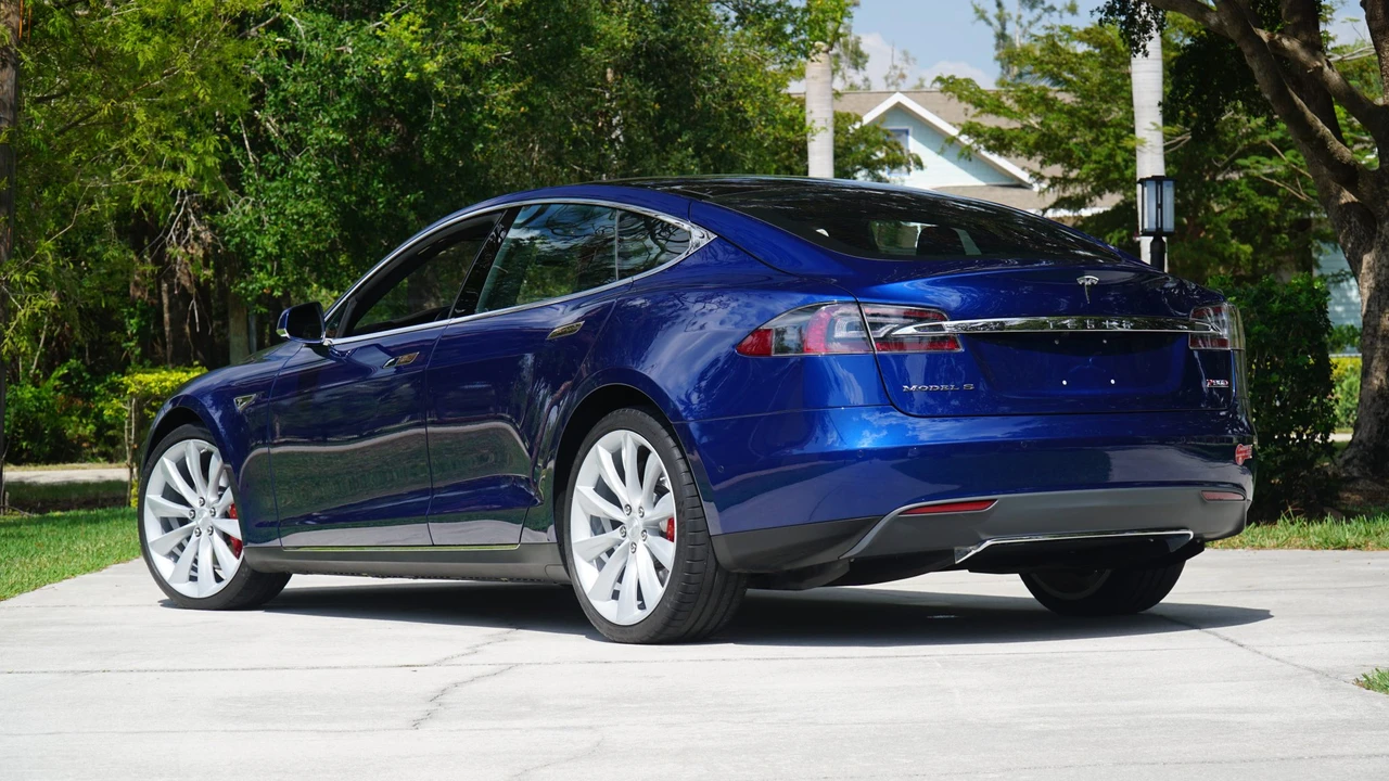 2015 Tesla Model S - Image 11 of 31