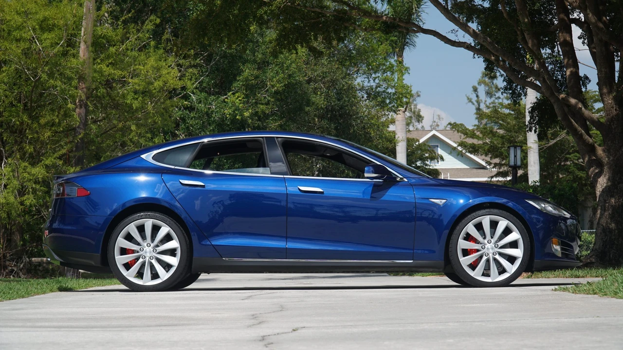 2015 Tesla Model S - Image 21 of 31