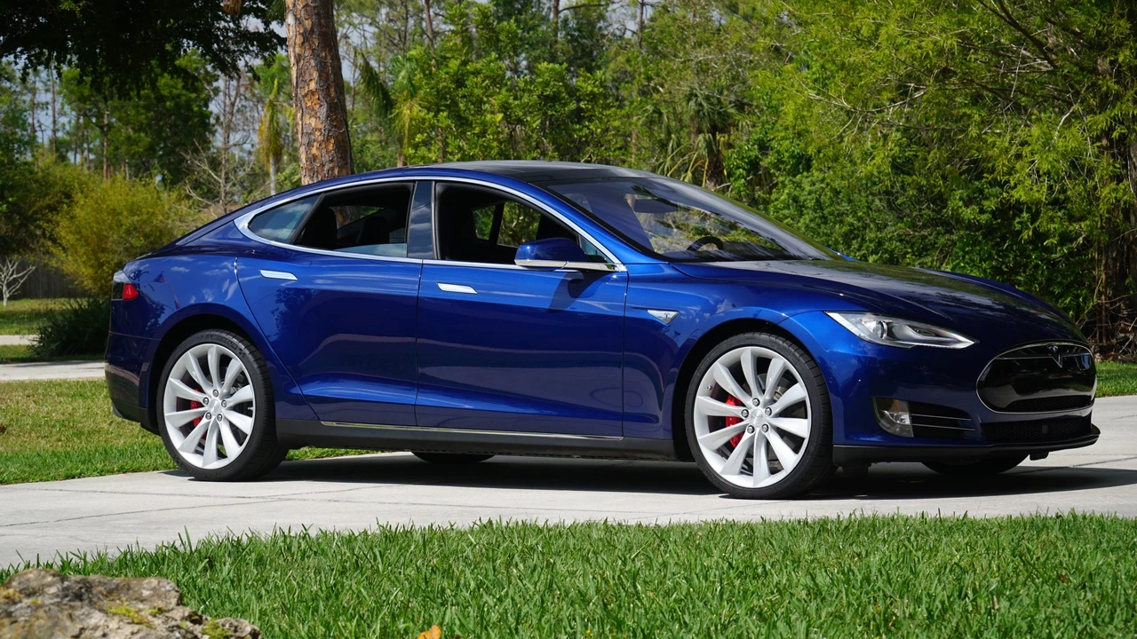 2015 Tesla Model S - Image 22 of 31
