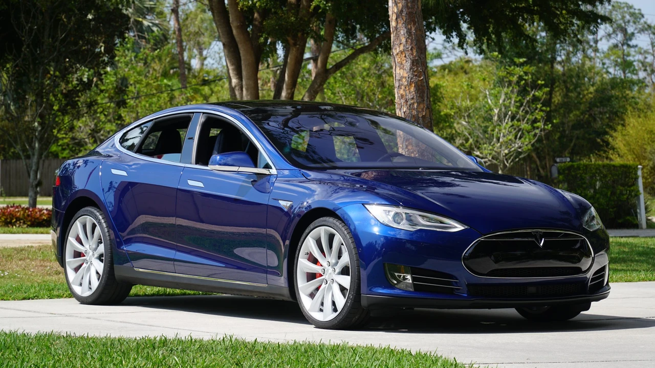 2015 Tesla Model S - Image 25 of 31