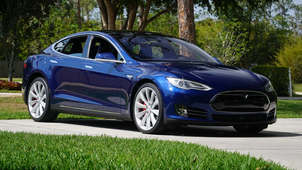 2015 Tesla Model S - Image 23 of 31