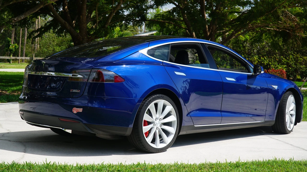 2015 Tesla Model S - Image 19 of 31