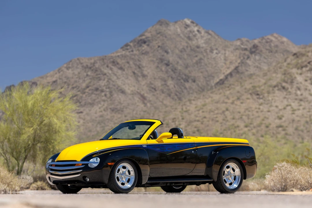 2004 Chevrolet SSR - Image 2 of 31