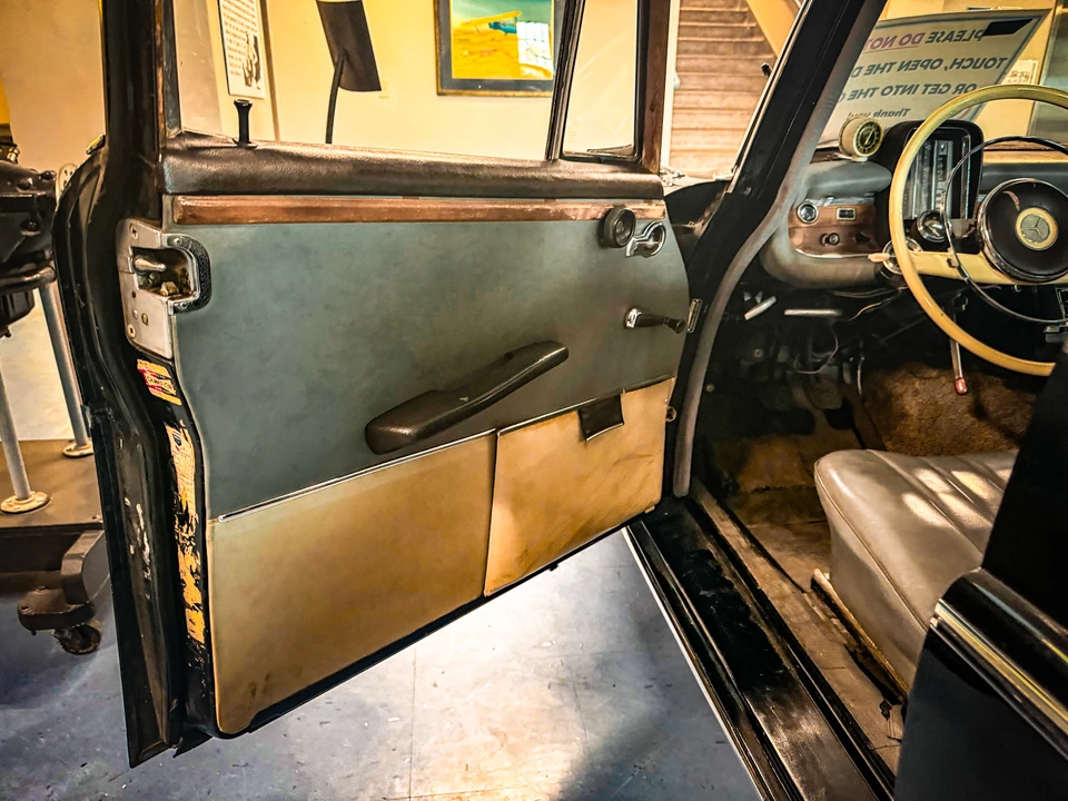 1960 Mercedes-Benz W111 Sedan - Image 23 of 31