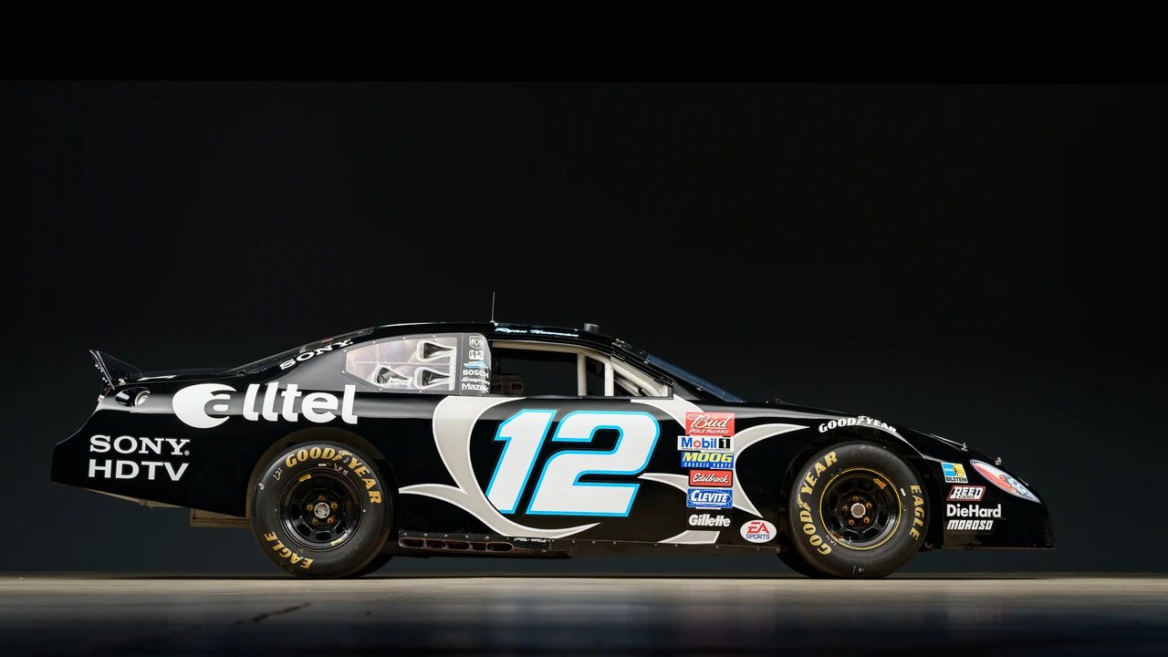 Dodge Charger 6th Gen - Image 14 of 31