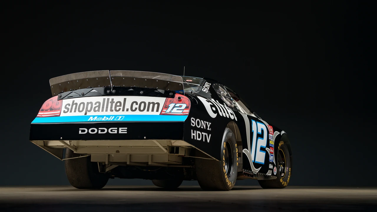 Dodge Charger 6th Gen - Image 17 of 31