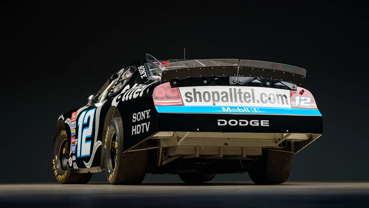 Dodge Charger 6th Gen - Image 22 of 31