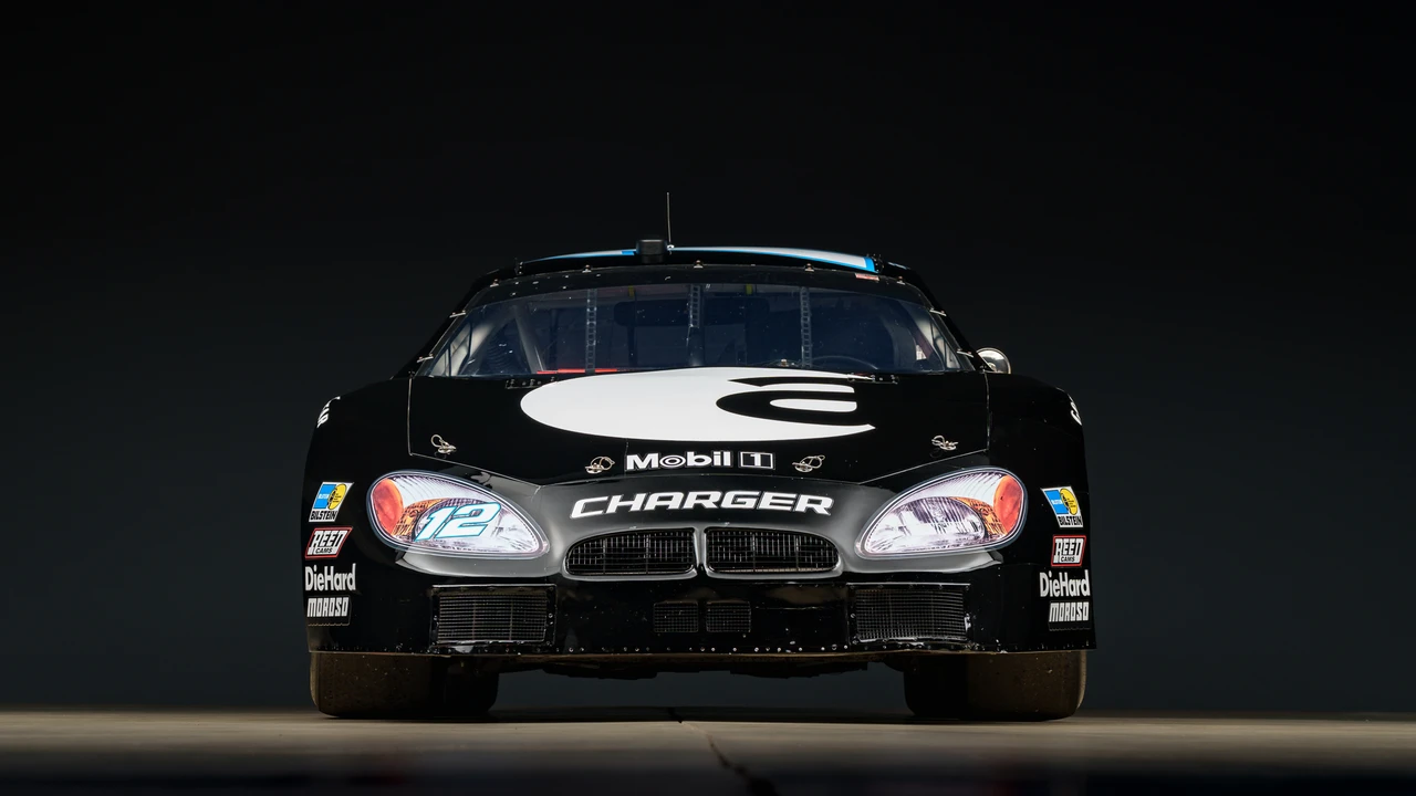 Dodge Charger 6th Gen - Image 23 of 31
