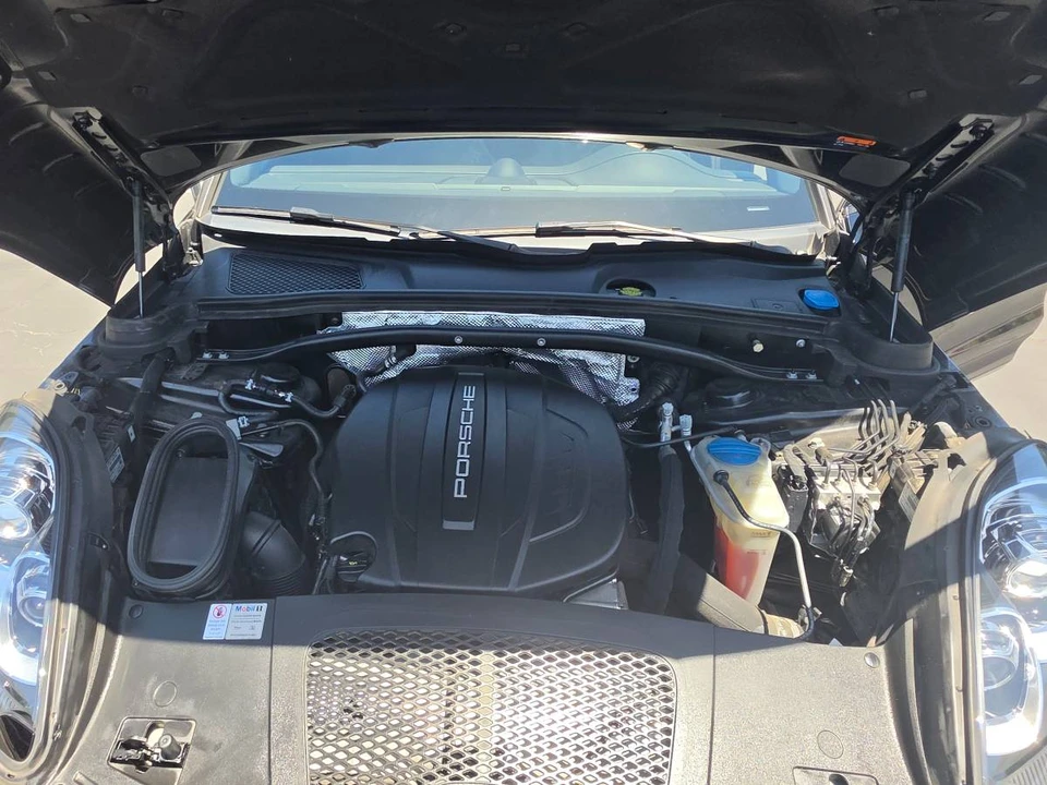 2018 Porsche Macan - Image 16 of 22