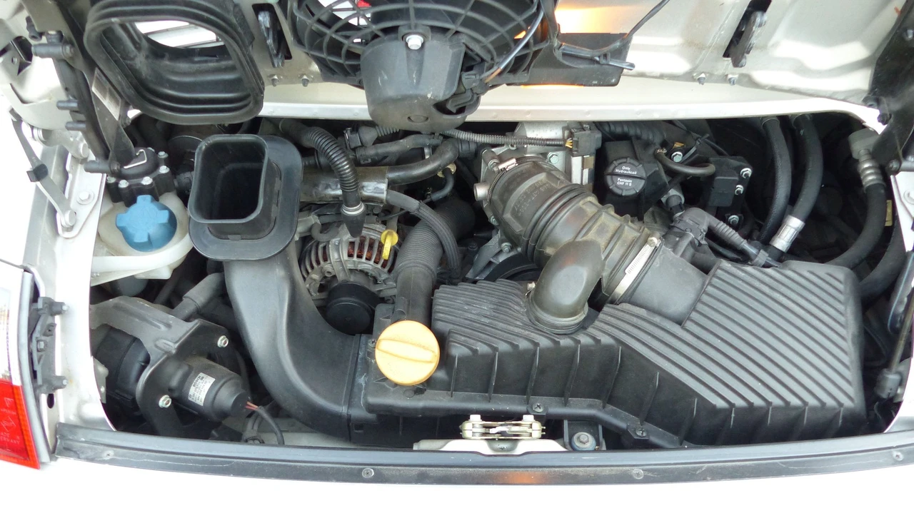 2000 Porsche 996 Carrera 4 - Image 10 of 16