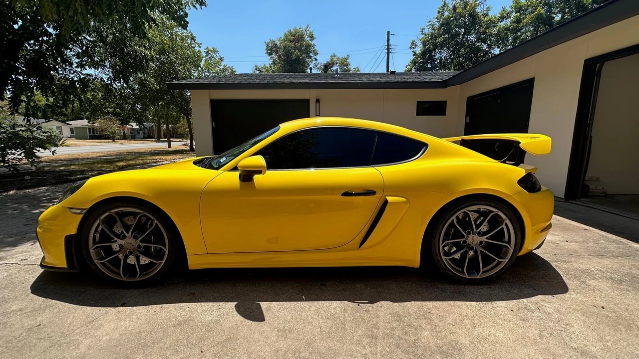 2021 Porsche 718 Cayman GT4 - Image 9 of 18