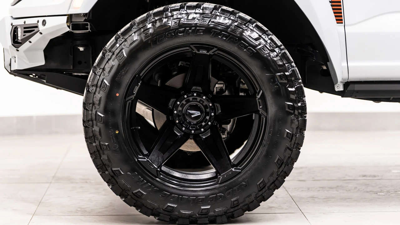 2025 Ford F-150 Raptor 14th Gen - Image 18 of 31