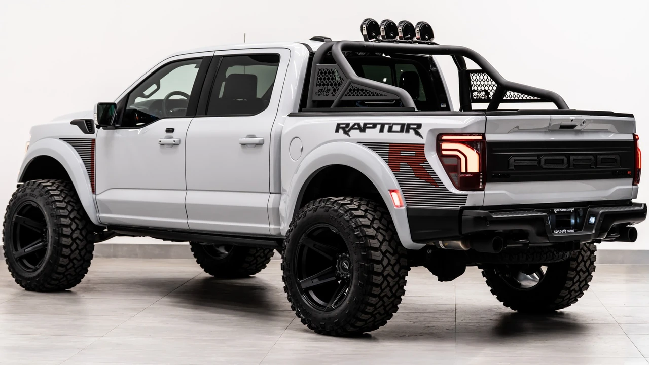 2025 Ford F-150 Raptor 14th Gen - Image 15 of 31