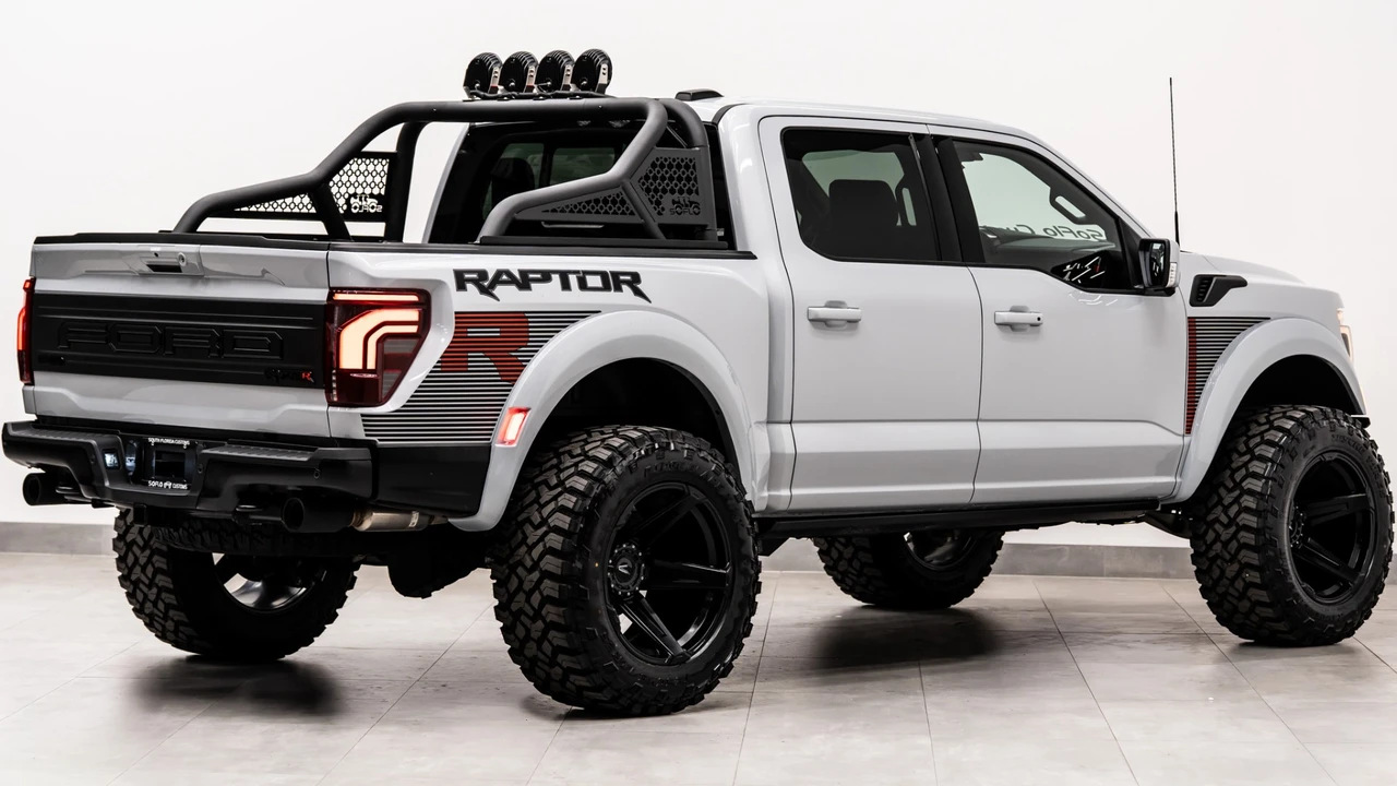 2025 Ford F-150 Raptor 14th Gen - Image 7 of 31