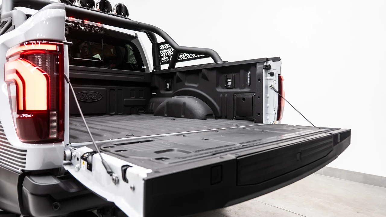 2025 Ford F-150 Raptor 14th Gen - Image 11 of 31