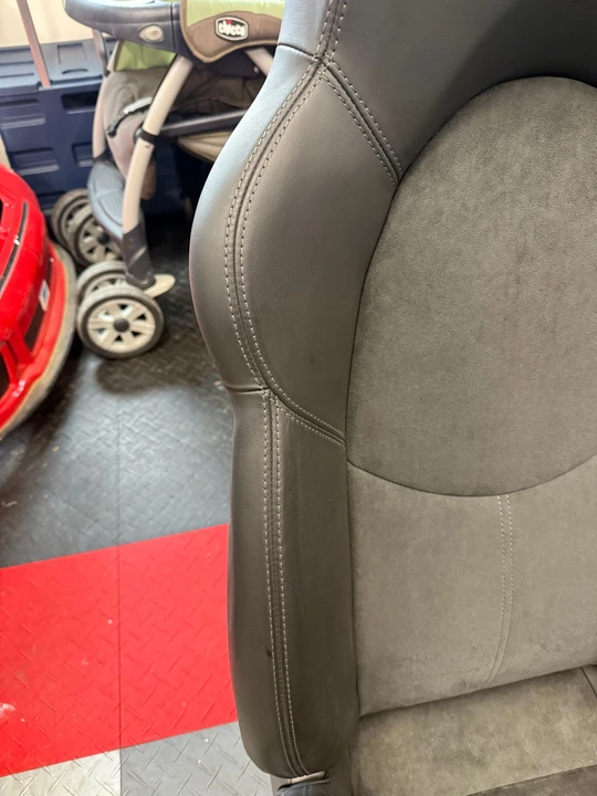 2005 Parts & Memorabilia Seats & Interior - Image 4 of 16